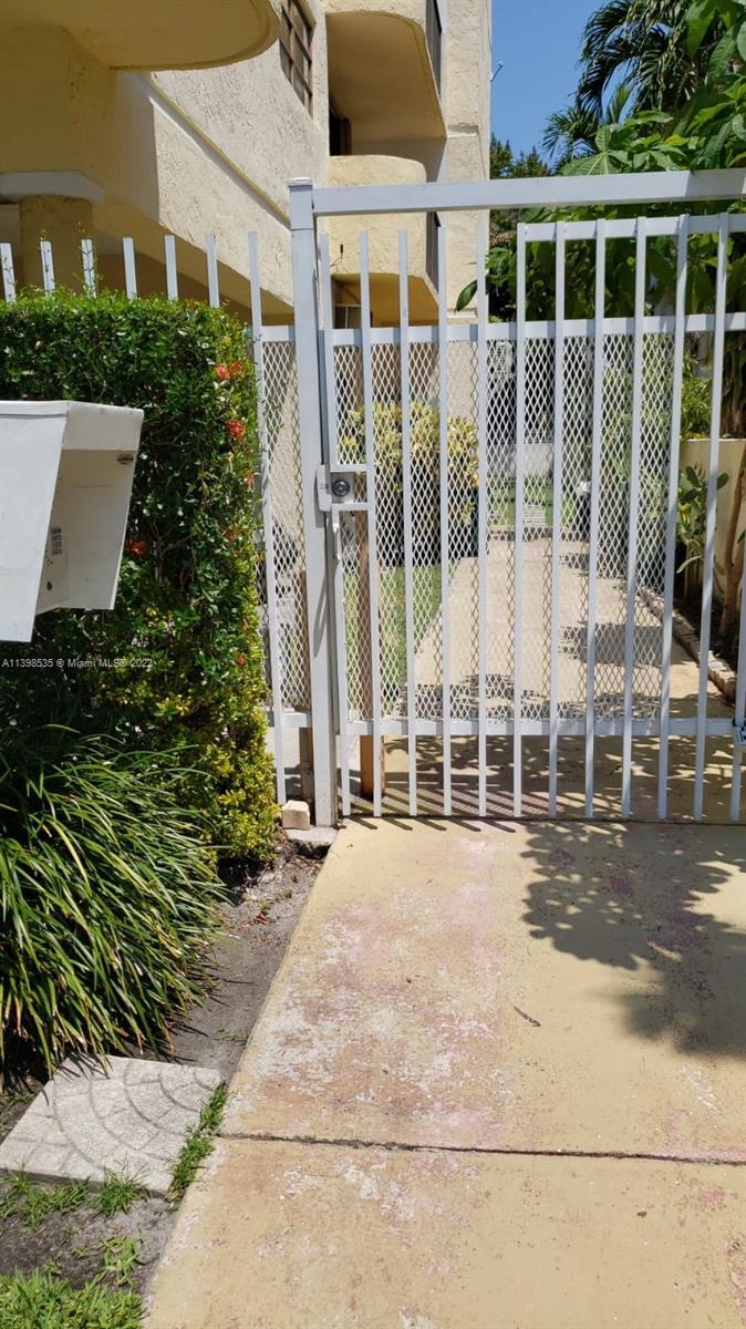 Building Photo - 1673 Bay Rd