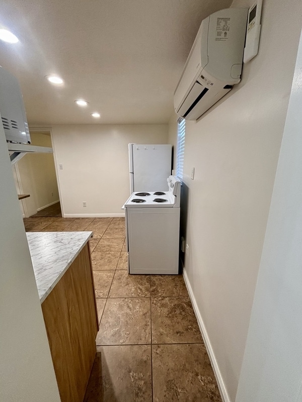 Building Photo - 1643 S State St