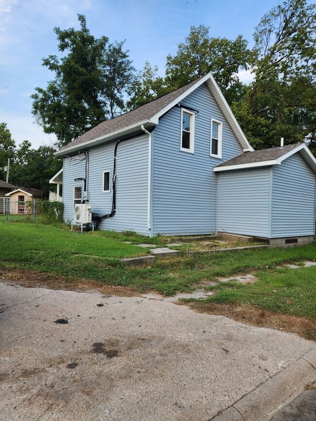 Building Photo - Small town living!