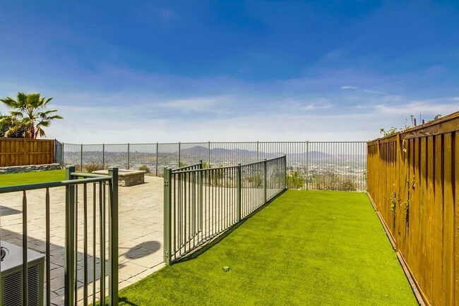Building Photo - Beautiful Sky Ranch home with Spectacular Views!