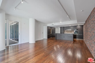 Building Photo - 6250 Hollywood Blvd