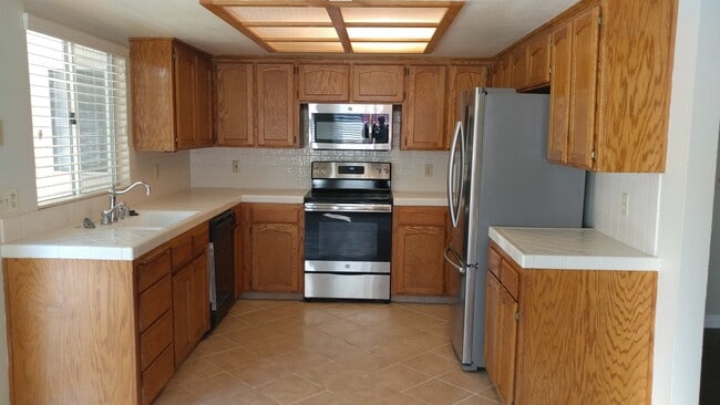 Building Photo - 2-Story home in NE Fresno, Clovis Unified Schools, super clean!