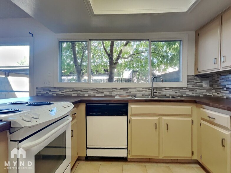 Building Photo - 4305 W Solano Dr N