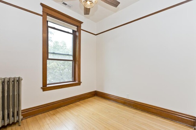 Building Photo - 3 bedroom in Chicago IL 60613