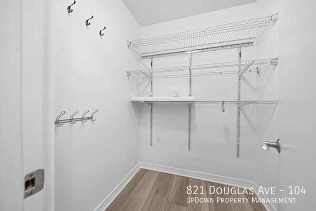 Building Photo - 821 Douglas Ave