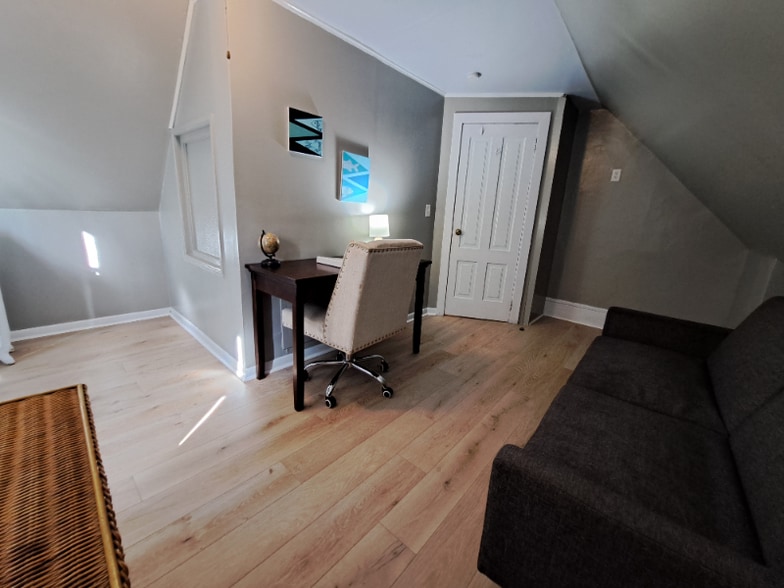 Building Photo - 1721 E 1st St