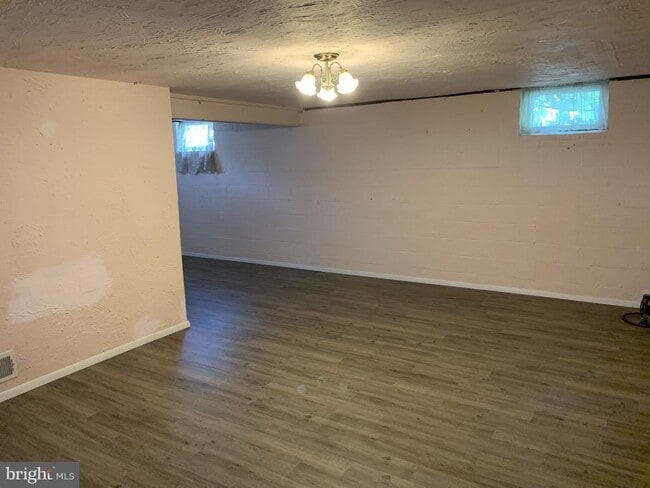 Building Photo - 18 Flanders Ridge Ct