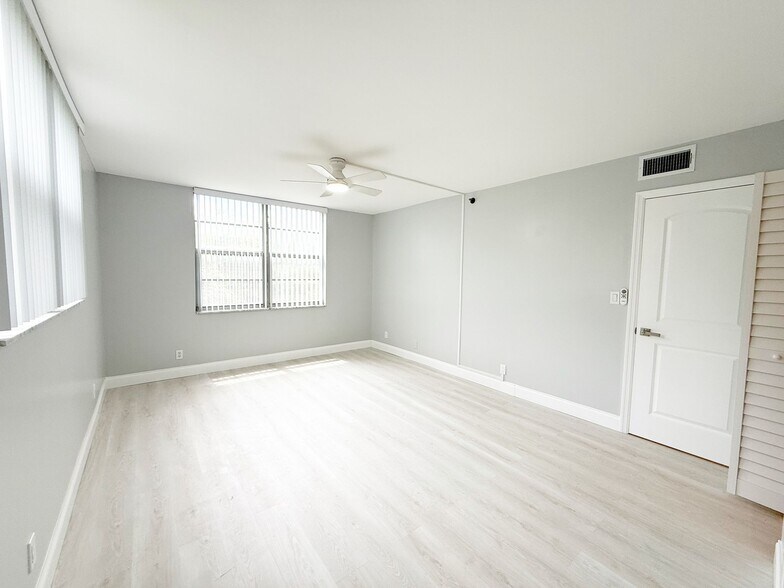 Building Photo - 3300 W Rolling Hills Cir