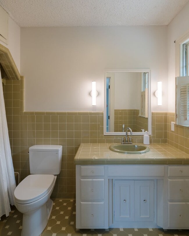 Building Photo - $500 off second full month of rent- Single...