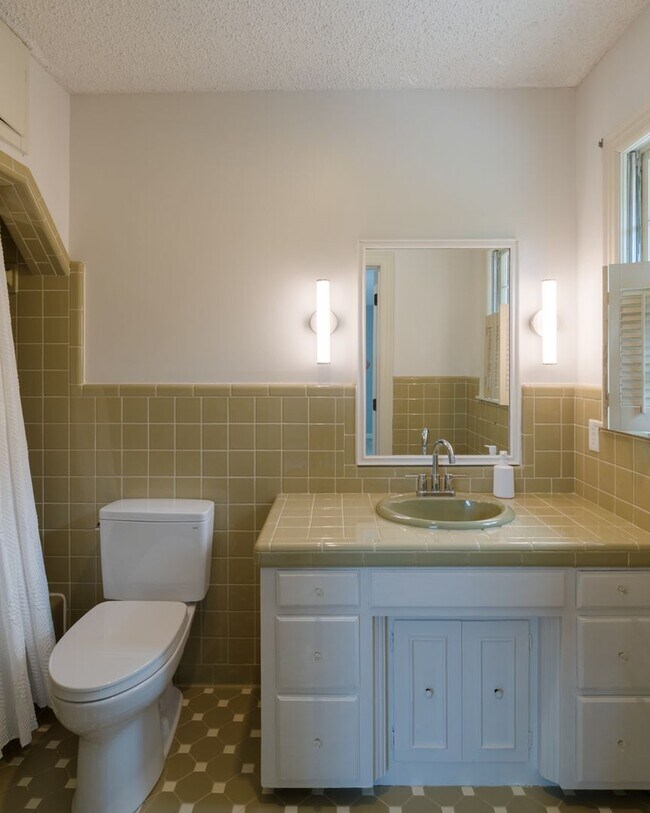 Building Photo - Single Family Home on almost an acre, 4 be...