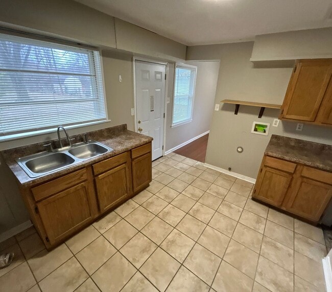 Building Photo - 887 Par Ave