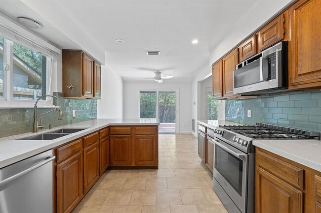 Building Photo - 6550 Fair Valley Trail