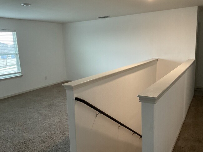 Building Photo - 5 Bedroom Available Now!