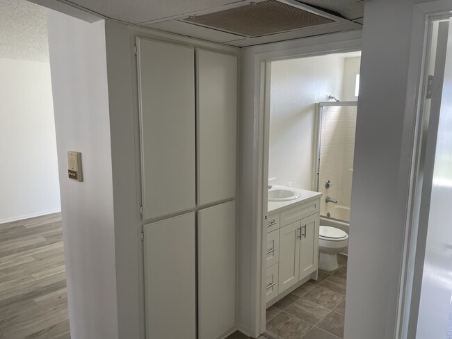 Full Hall bath with tub/shower, linen closet outside or bathroom - 18071 Beneda Ln