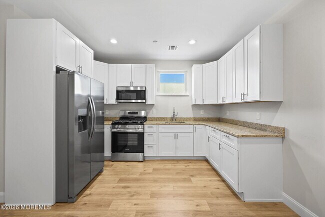 Building Photo - 207 Main St