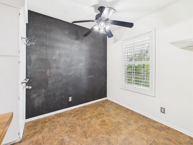 Building Photo - 910 Duncan Ln