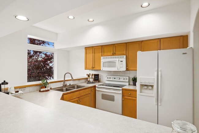 Building Photo - Updated Townhouse in Lynnwood-with Garage ...