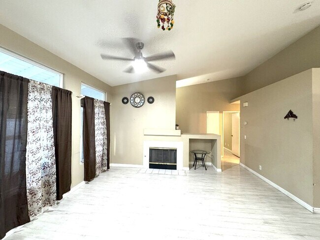 Building Photo - OPEN HOUSE 2pm SUNDAY Oct 19th Beautiful S...