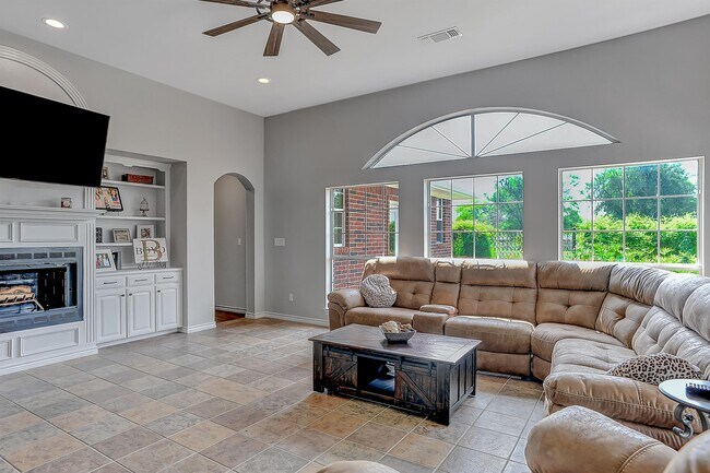 Building Photo - 105 Golden Rd