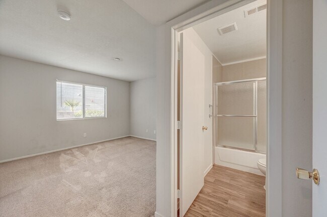 Building Photo - Beautifully remodeled ground-floor, 2 bed 2 bath condo