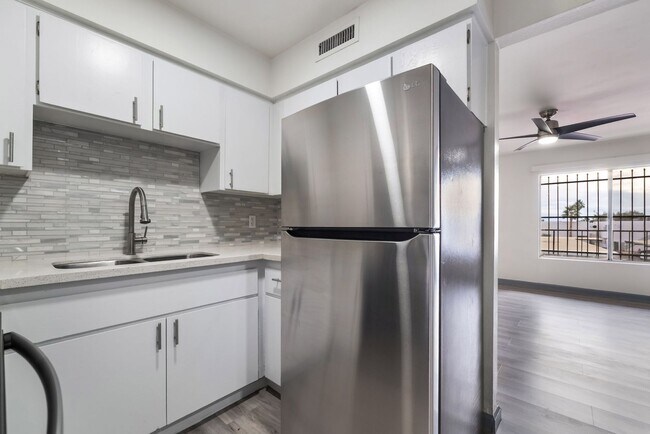 Building Photo - Modern Condo: Remodeled Elegance Awaits!