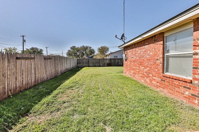 Primary Photo - 2 Bedroom House w Large yard