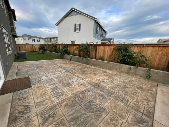 Building Photo - Beautiful new home with open floor plan av...