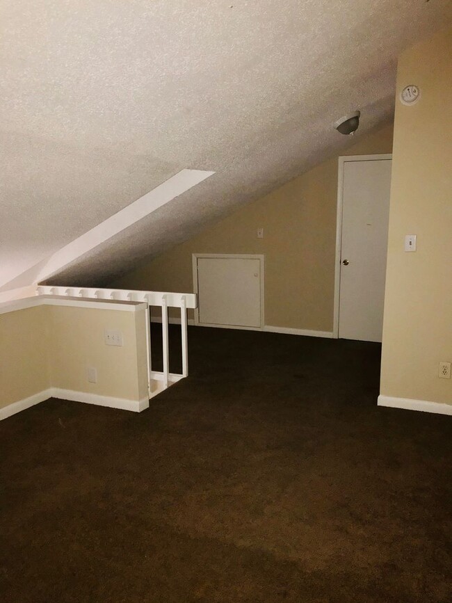 Building Photo - Cozy 2 Bedroom/2 Bath Condo - Super close ...