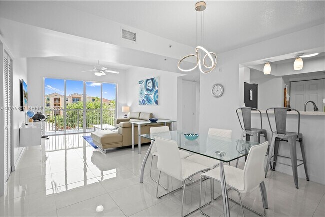 Building Photo - 529 E Sheridan St