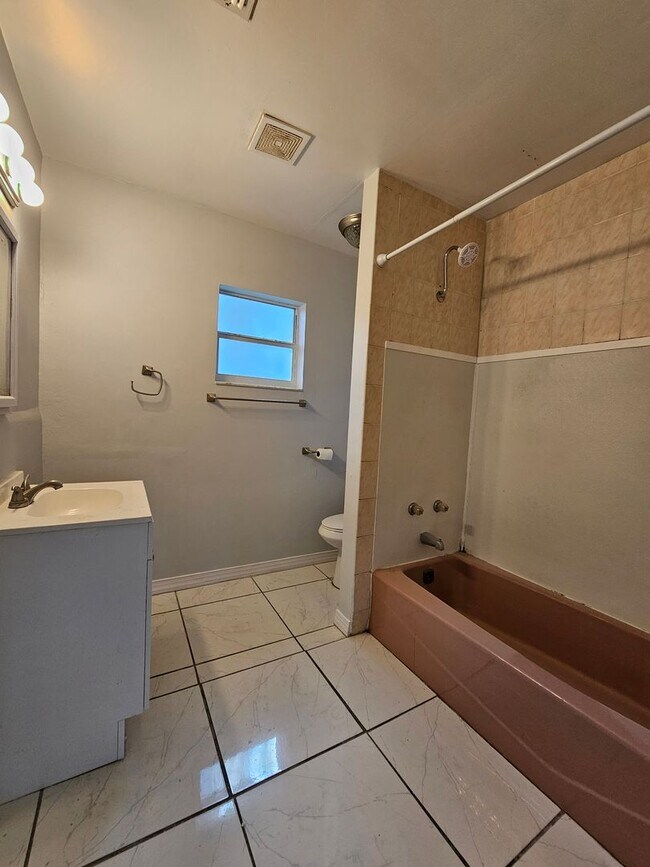 Building Photo - Charming 3-Bedroom, 2-Bath Home with Bonus Room and Detached Garage in Lakeland!!