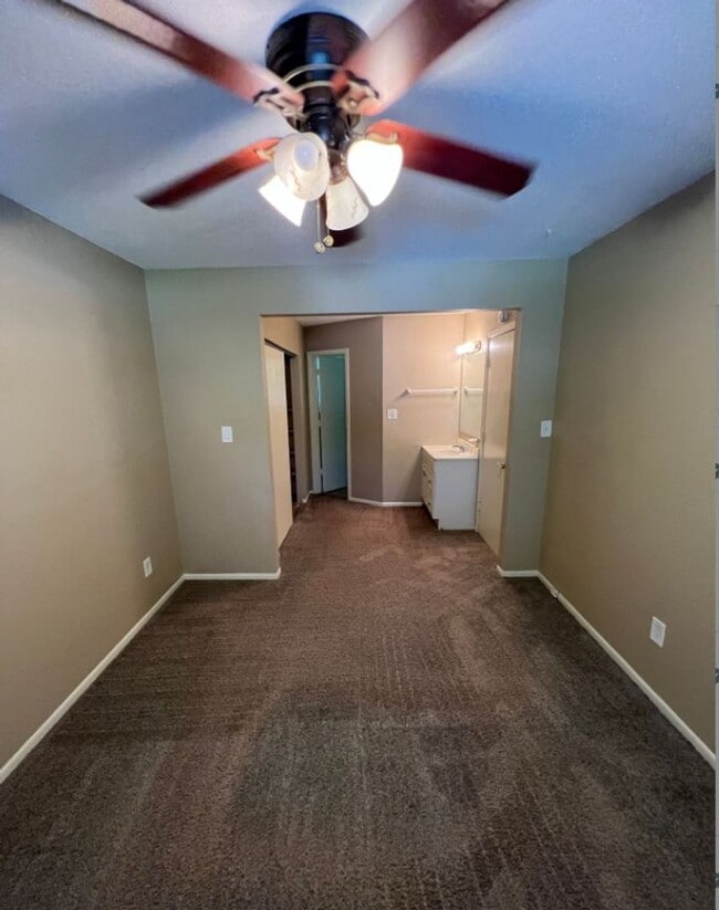Building Photo - Spacious Split Level Duplex in Lee’s Summit!