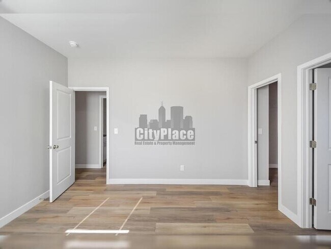 Building Photo - 2801 E Riverside Dr