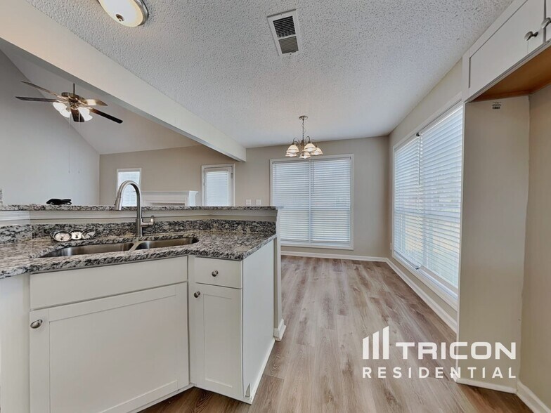 Building Photo - 130 Kyle Way