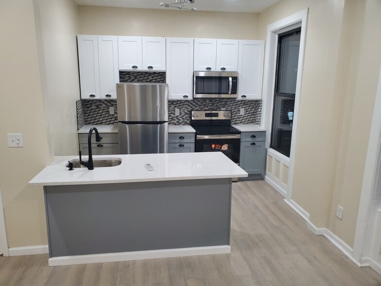 Kitchen - 170 Washington Ave