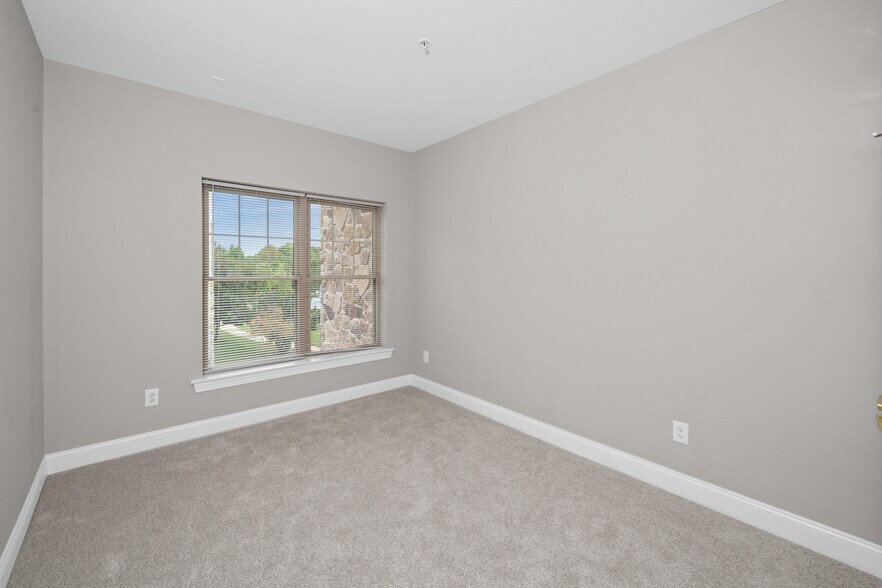 Building Photo - 2000 Fountainview Cir