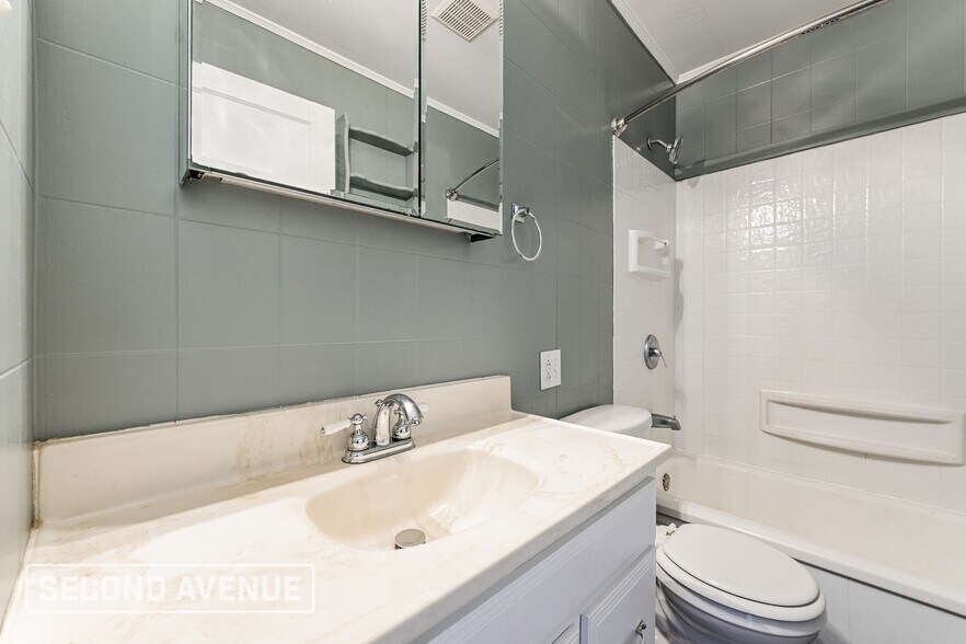 Building Photo - 1926 Sloan Ave