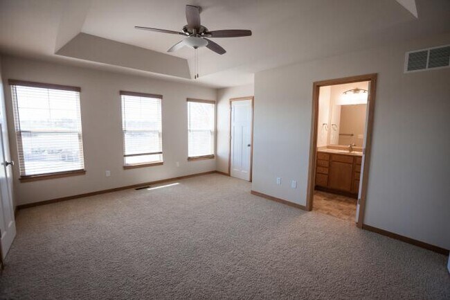 Building Photo - 3 bedroom in Iowa City IA 52246