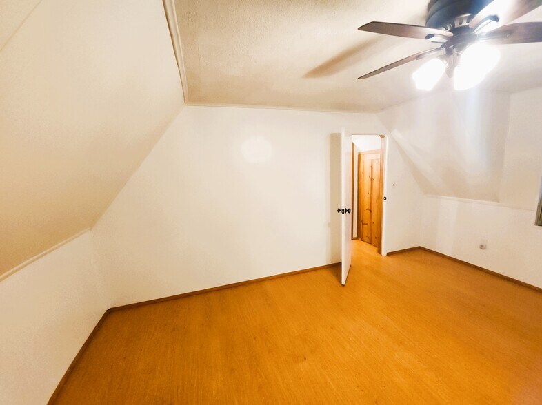 Building Photo - 865 Bear Springs Rd