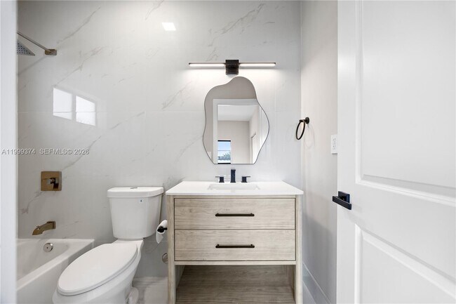 Building Photo - 630 NE 166th St