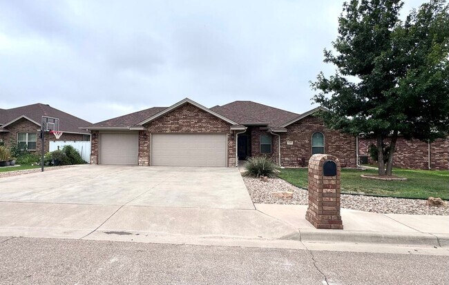 Primary Photo - Beautiful 4 bed 2 bath home Available Now!