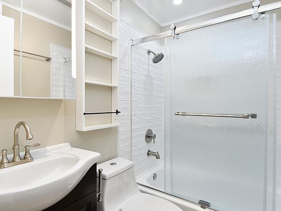 Building Photo - 6 SE 136th Ave