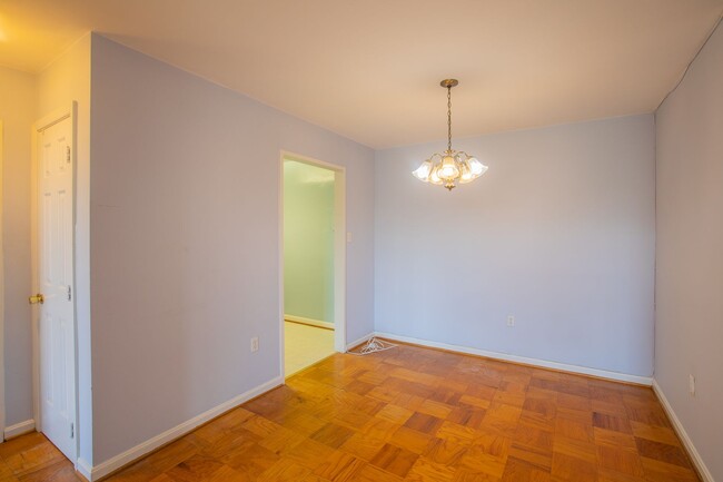 Building Photo - Lovely 1 BR/1 BA Condo in Forest Hills!