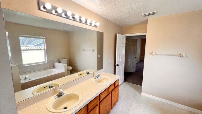 Building Photo - Huge!! 3 bedroom 2 bath in Deltona Lakes. ...