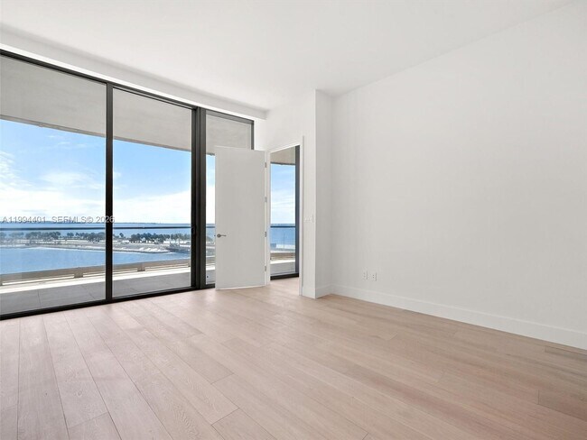 Building Photo - 175 25