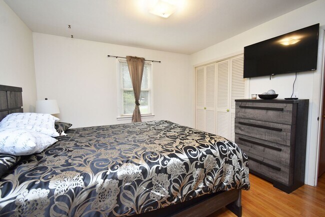 Building Photo - Charming 3 Bedroom, 2 Bath Home with Fence...