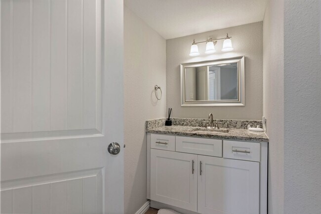 Building Photo - Furnished Condo with Modern Finishes in Arlington - Flexible Lease Terms