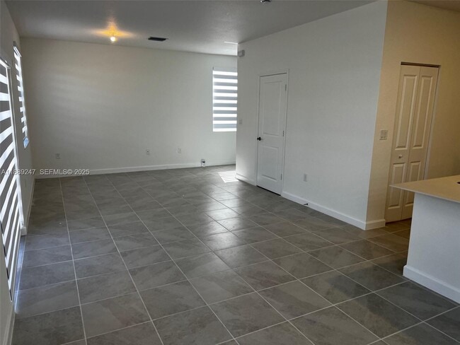 Building Photo - 2651 SE 24th Dr