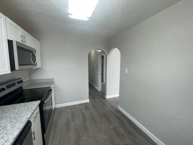 Building Photo - Cozy 2-Bedroom with Modern Updates