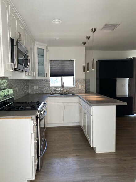 Building Photo - 1801 W Victory Blvd