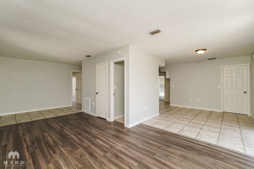 Building Photo - 6009 Applegate Dr